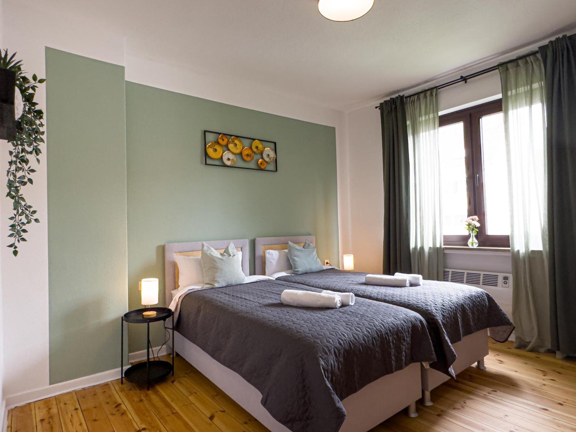 Immostay #8 - Haus Fuer 13 Personen Mit 7 Zimmer - Grosser Garten & Grill, Free Parking, Wlan BRE Buitenkant foto
