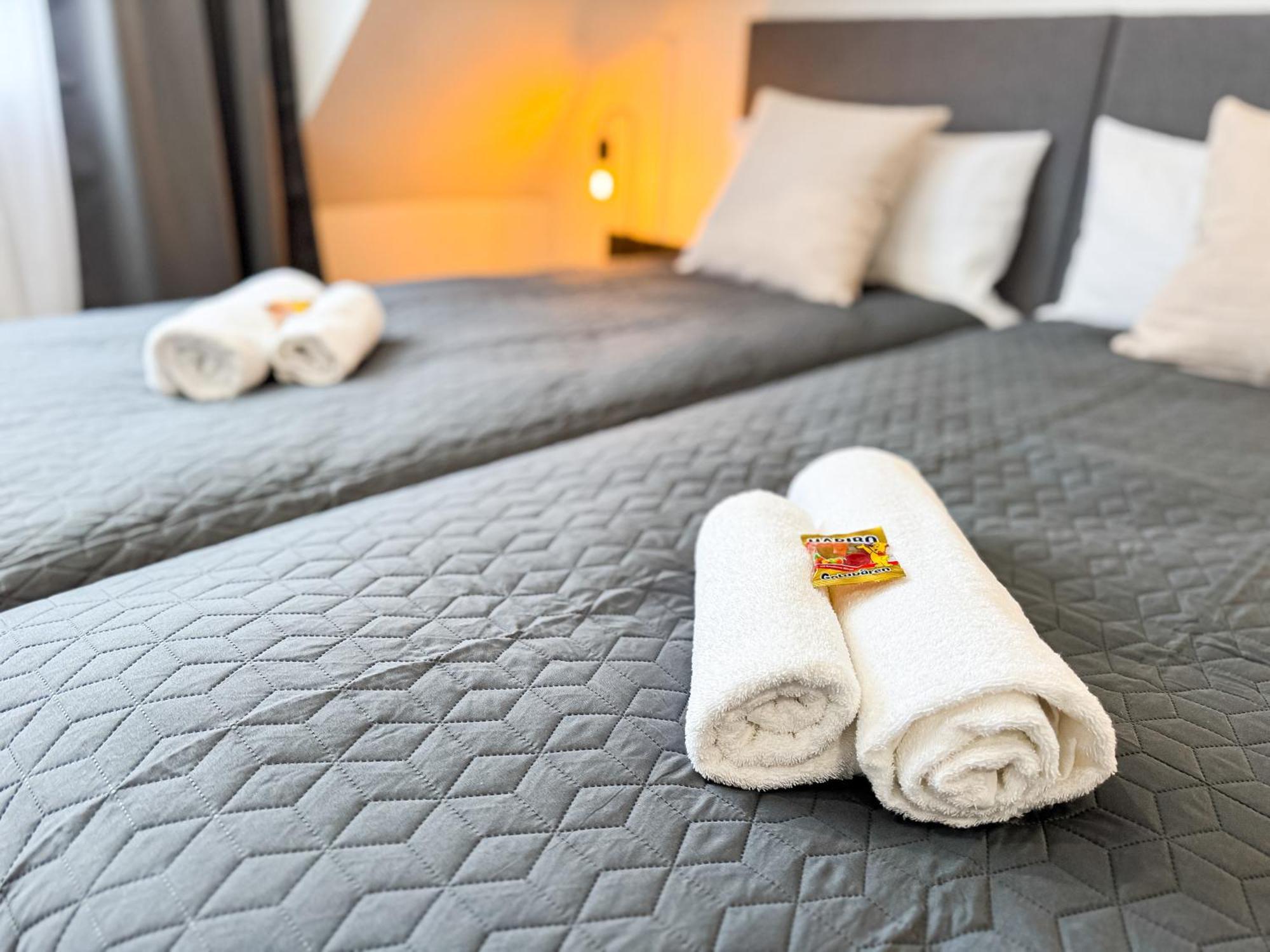 Immostay #8 - Haus Fuer 13 Personen Mit 7 Zimmer - Grosser Garten & Grill, Free Parking, Wlan BRE Buitenkant foto